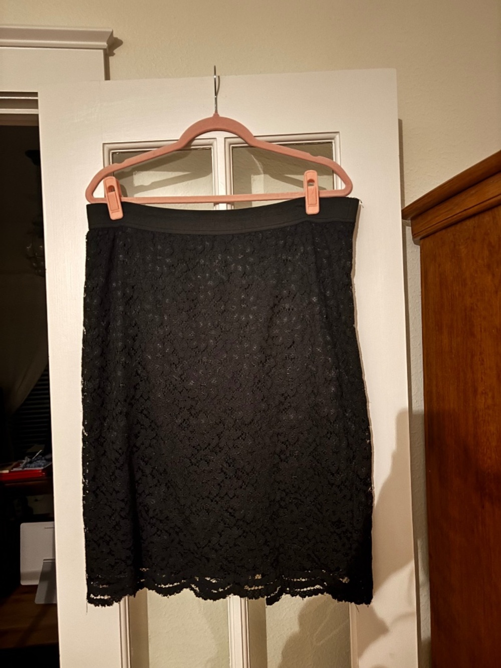 BLACK LACE PENCIL SKIRT